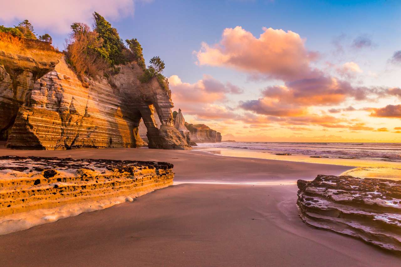Пляж Тонгапоруту в Таранаки, Новая Зеландия пазл онлайн из фото