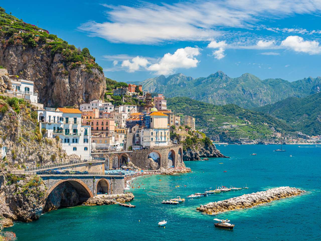 Atrani-stad bij de beroemde Amalfi-kust, Italië online puzzel