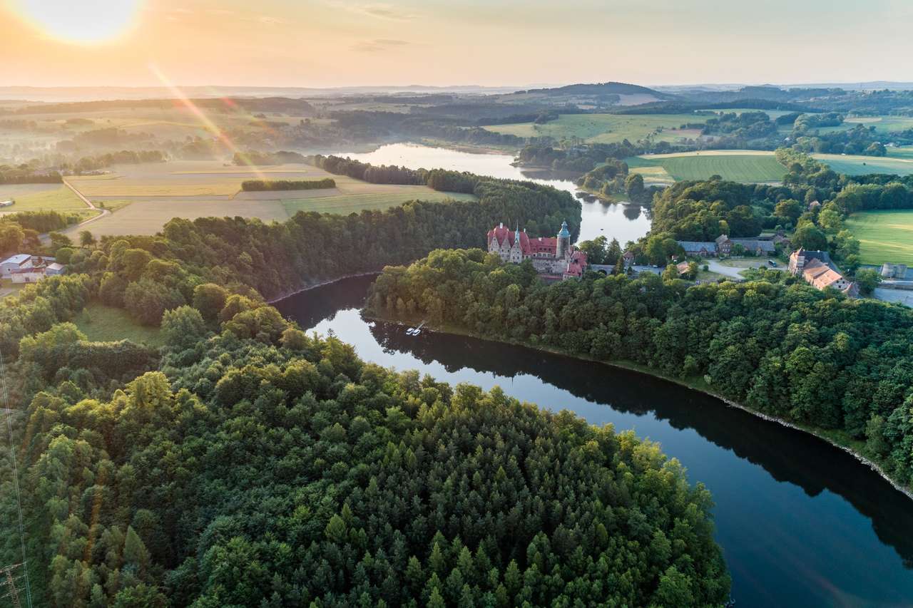 Nascer do sol sobre Czocha Castle puzzle online