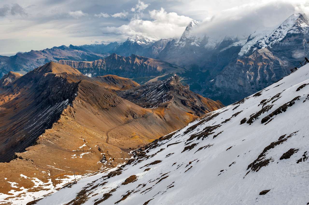 Vista panorámica de las montañas cubiertas de nieve del horizonte de los Alpes suizos Visto desde el Schilthorn, una cumbre en los Alpes Bernés sobre el pueblo de Murren en Lauterbrunnen, Suiza puzzle online a partir de foto