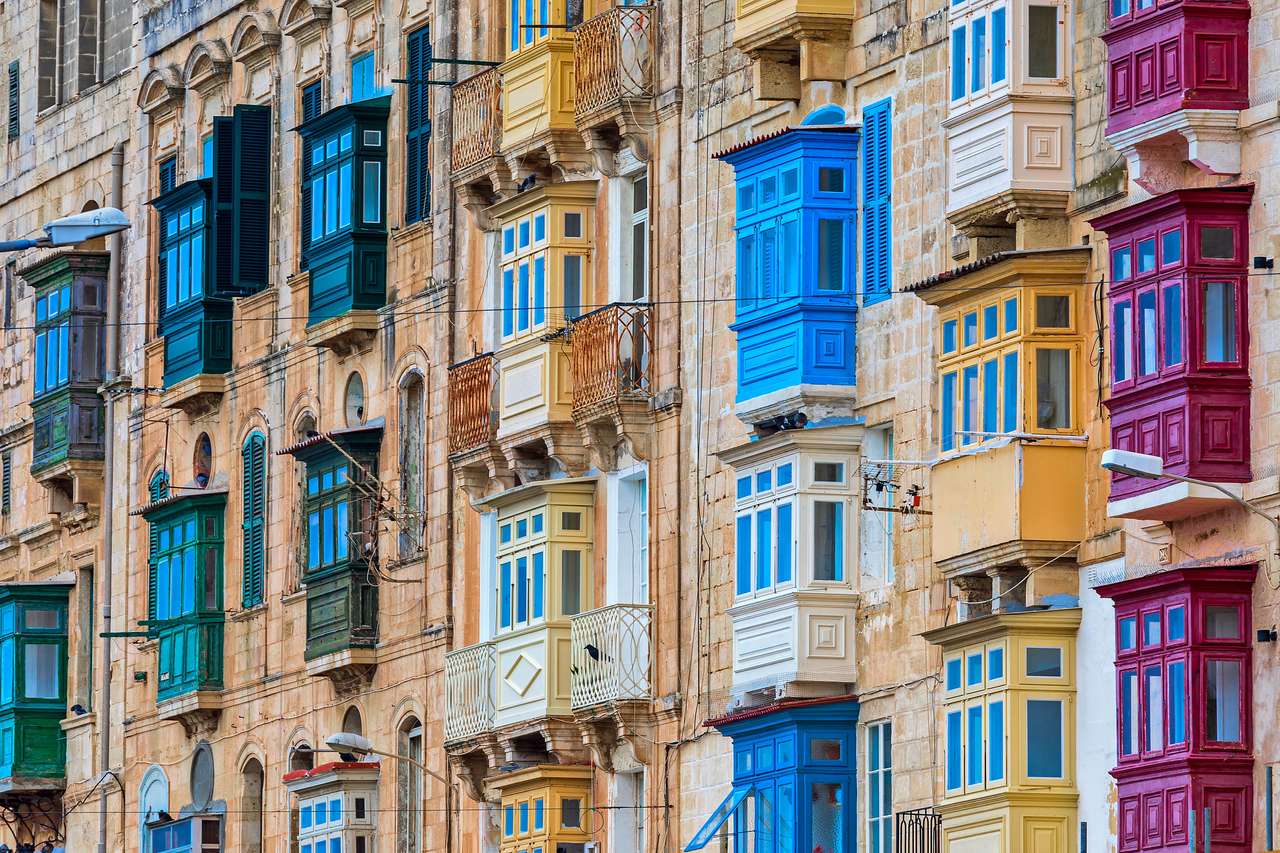 Balcones de madera coloridos tradicionales en Valletta puzzle online a partir de foto