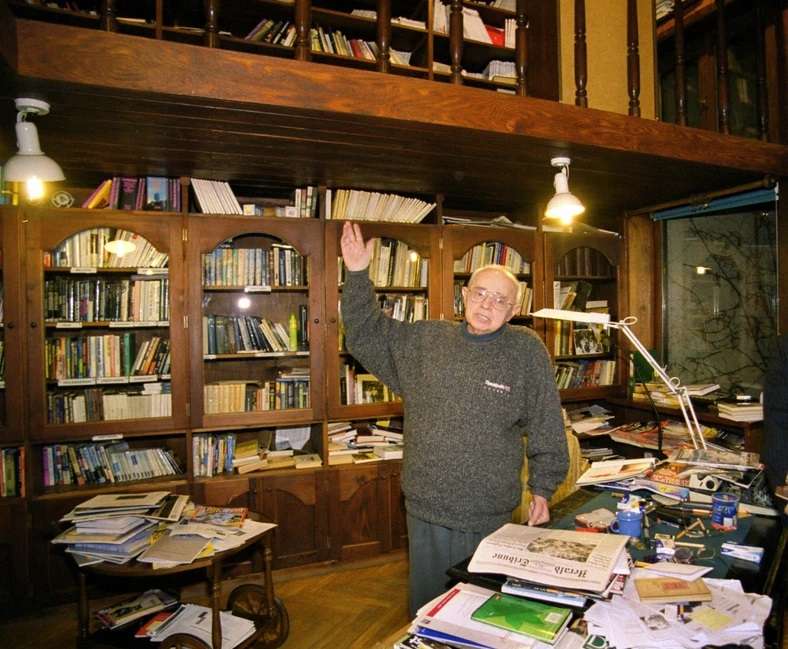 Stanisław Lem v knihovně puzzle online z fotografie