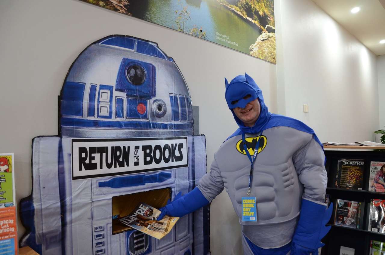 Батман връща книгите си в библиотеката онлайн пъзел
