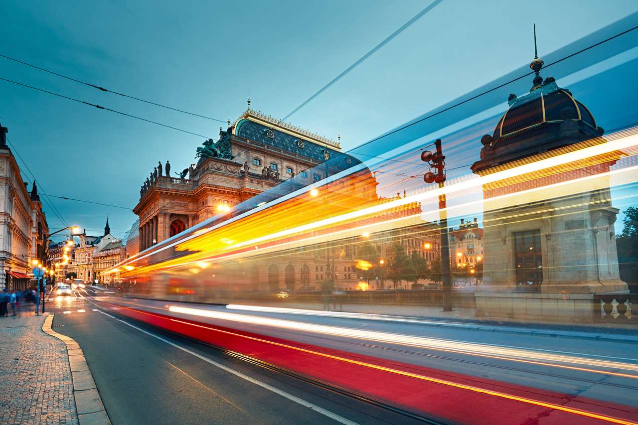 Оживленная улица в Праге пазл онлайн из фото