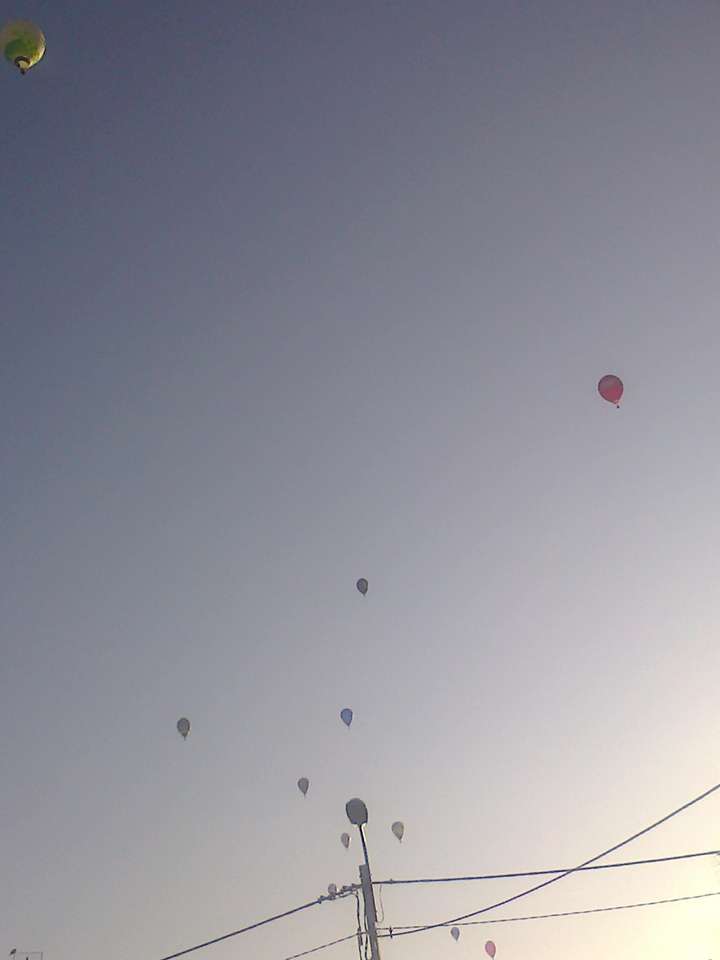 Ballons über der Stadt. Online-Puzzle vom Foto