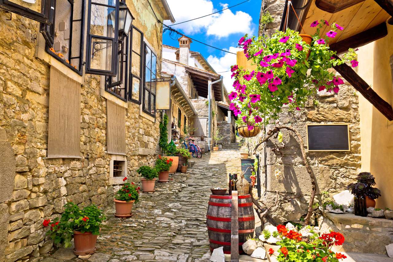 Město Hum barevné staré kamenné ulice, Istrie, Chorvatsko puzzle online z fotografie