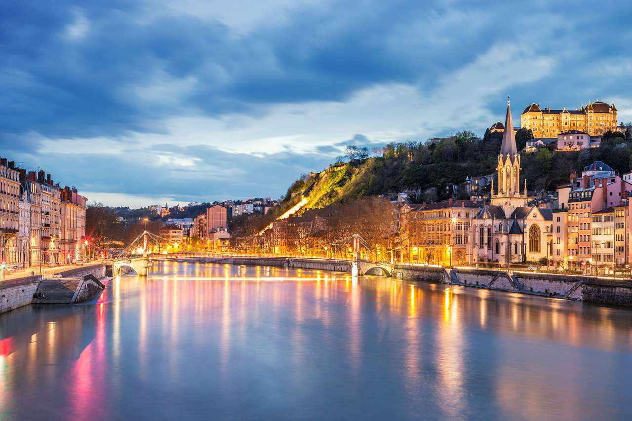 Vue sur la Saône dans la ville de Lyon le soir, France puzzle en ligne à partir d'une photo