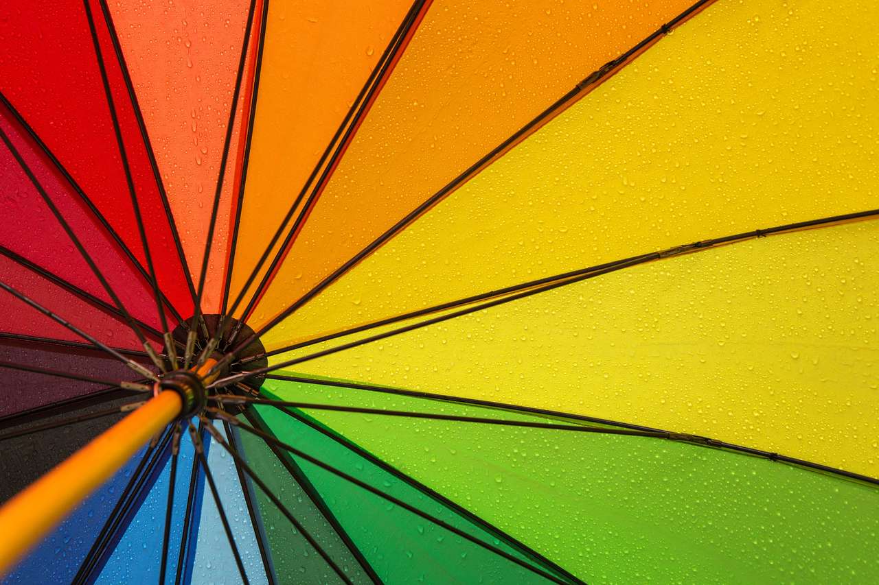 Bunter Regenschirm im Regen Online-Puzzle vom Foto