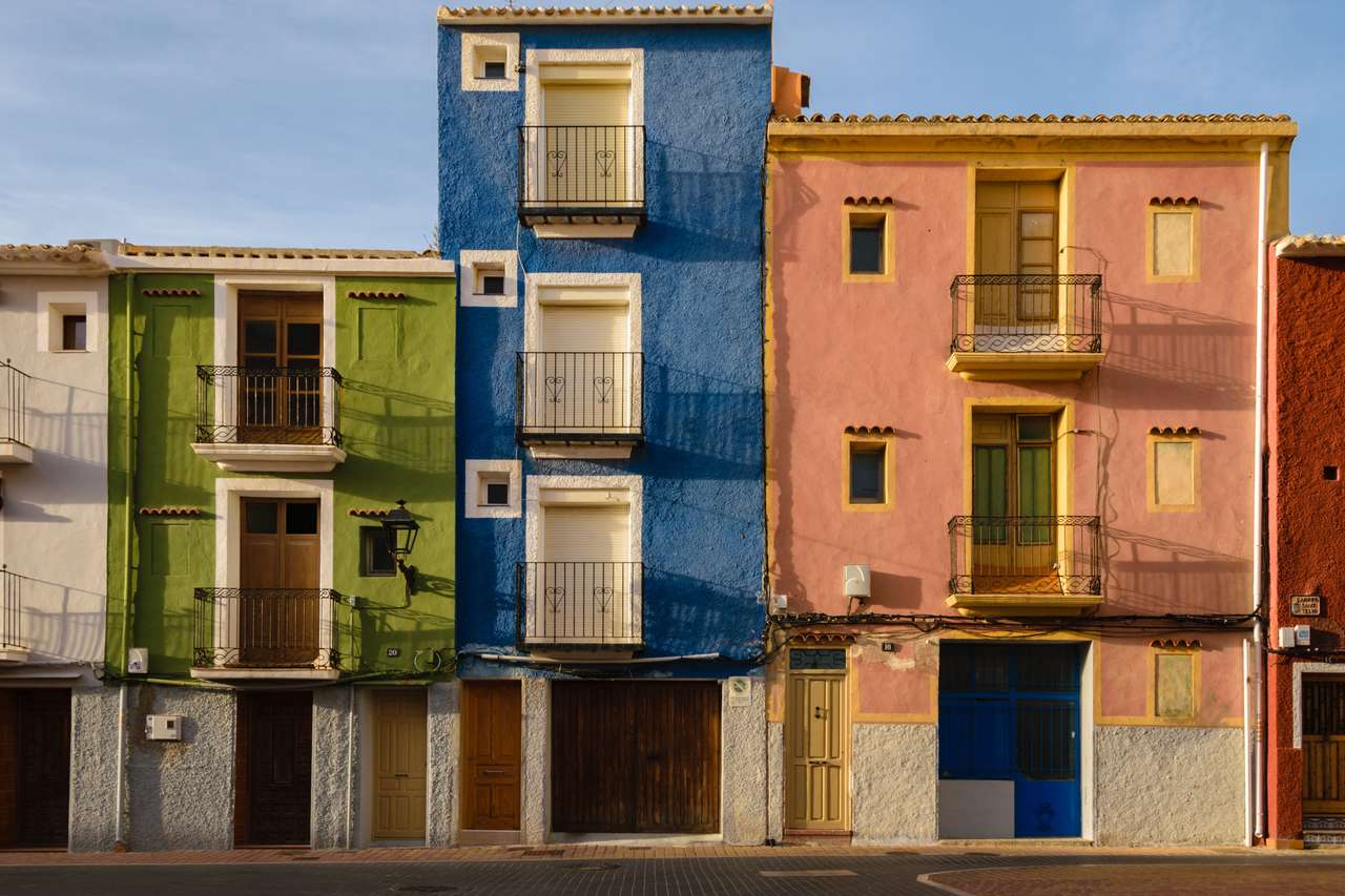 Mehrfarbige Häuser in den Straßen von Villajoyosa Online-Puzzle