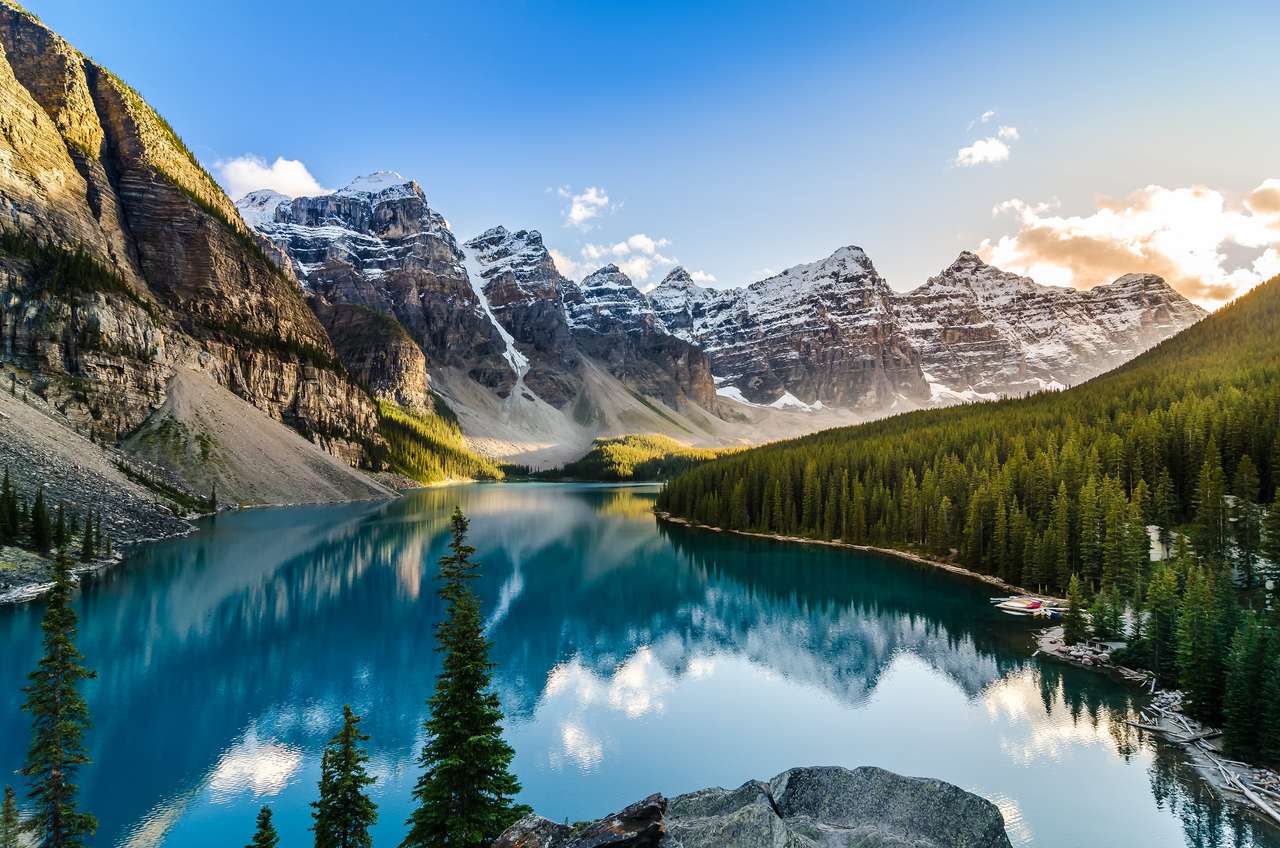 Морейн езеро в канадските скалисти планини онлайн пъзел от снимка