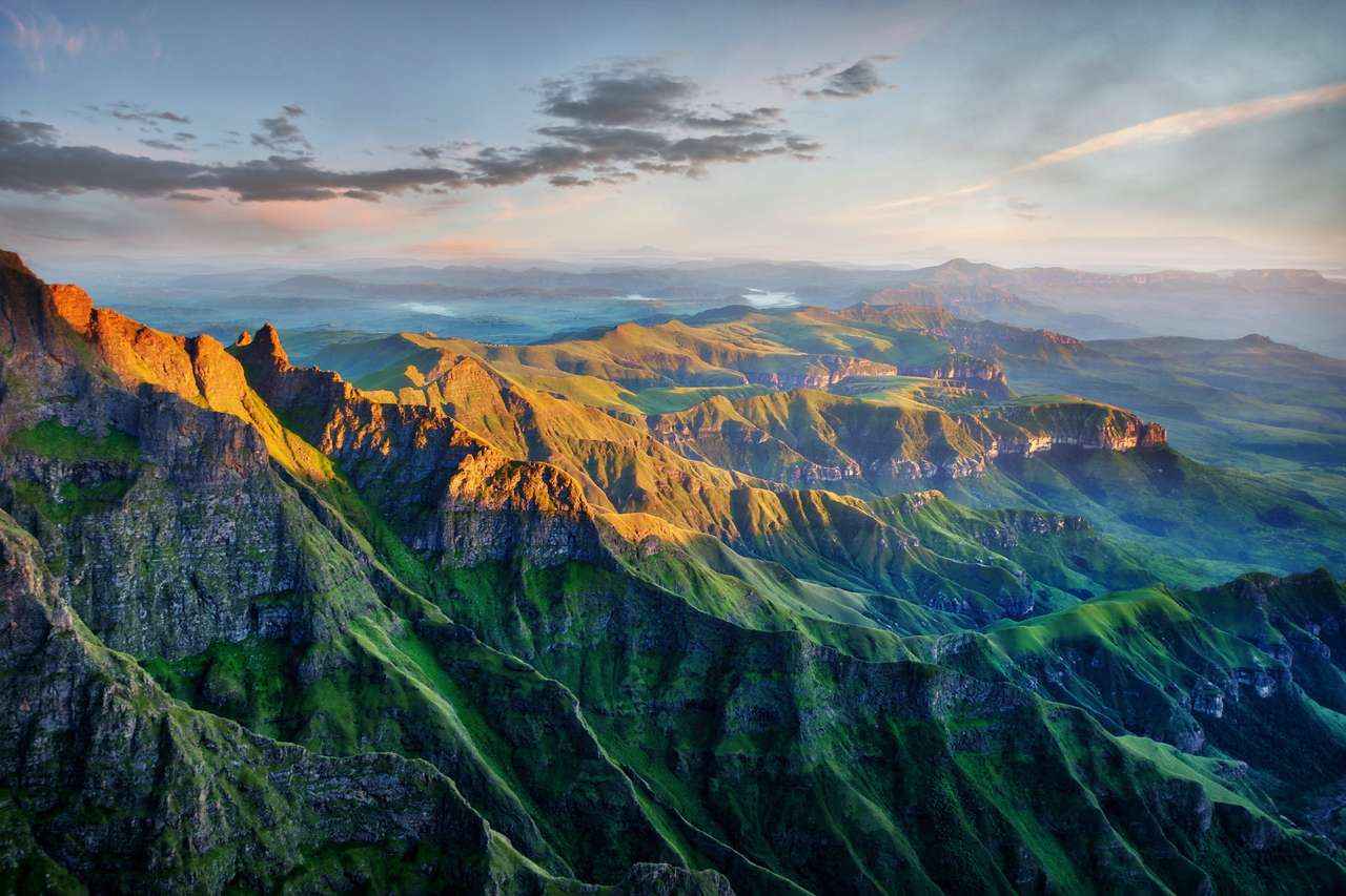 Drakensberg Amphitheatre in South Africa. puzzle online from photo
