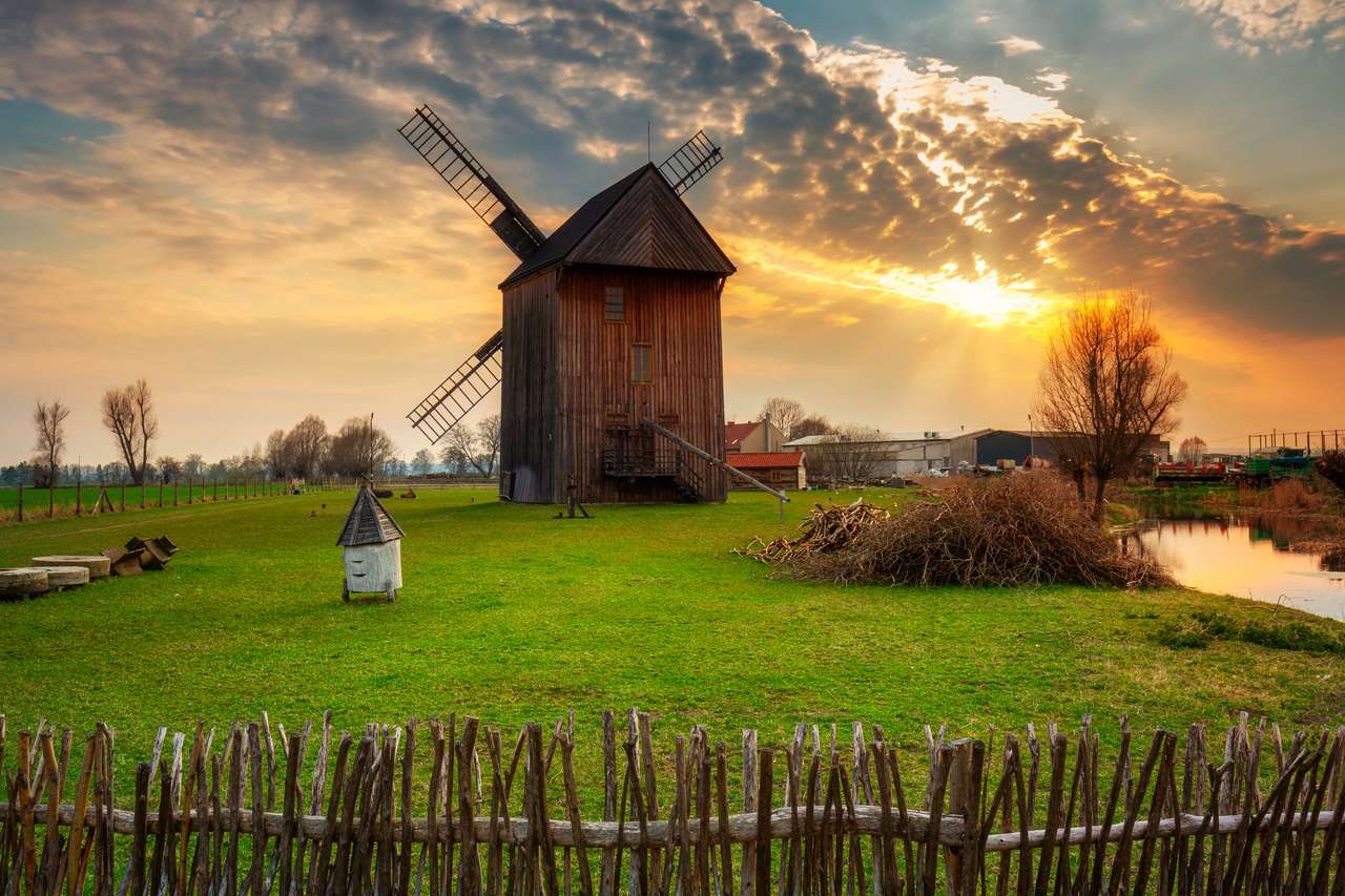 vecchio mulino a vento in campagna, Polonia puzzle online
