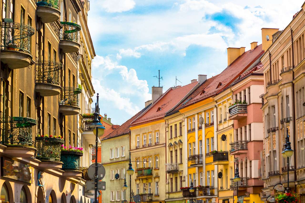 Calle de la ciudad vieja en la ciudad de Kalisz en Polonia central rompecabezas en línea