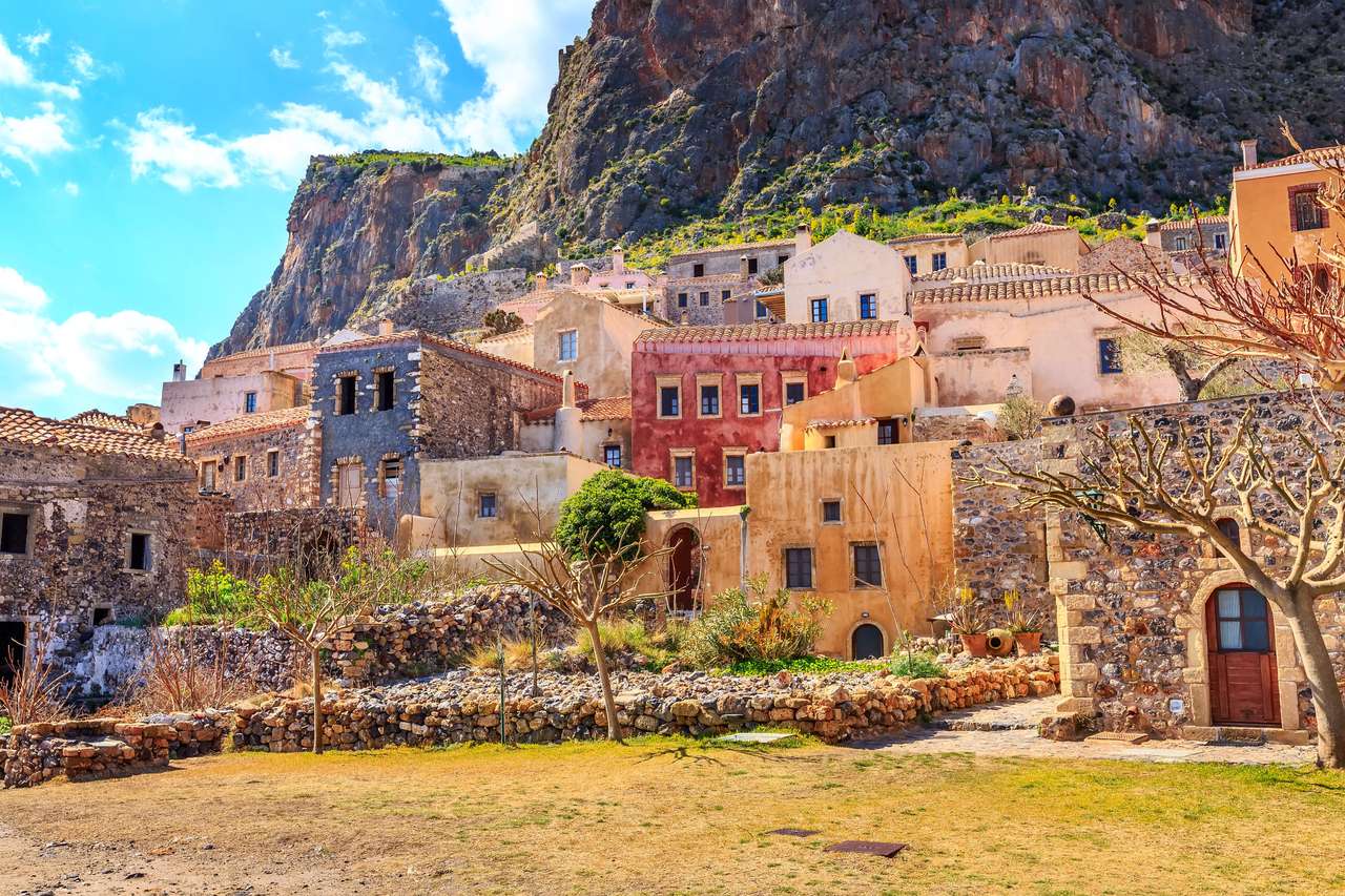 Panorama ulice Monemvasia se starými domy, stromy ve starověkém městě, Peloponés, Řecko online puzzle