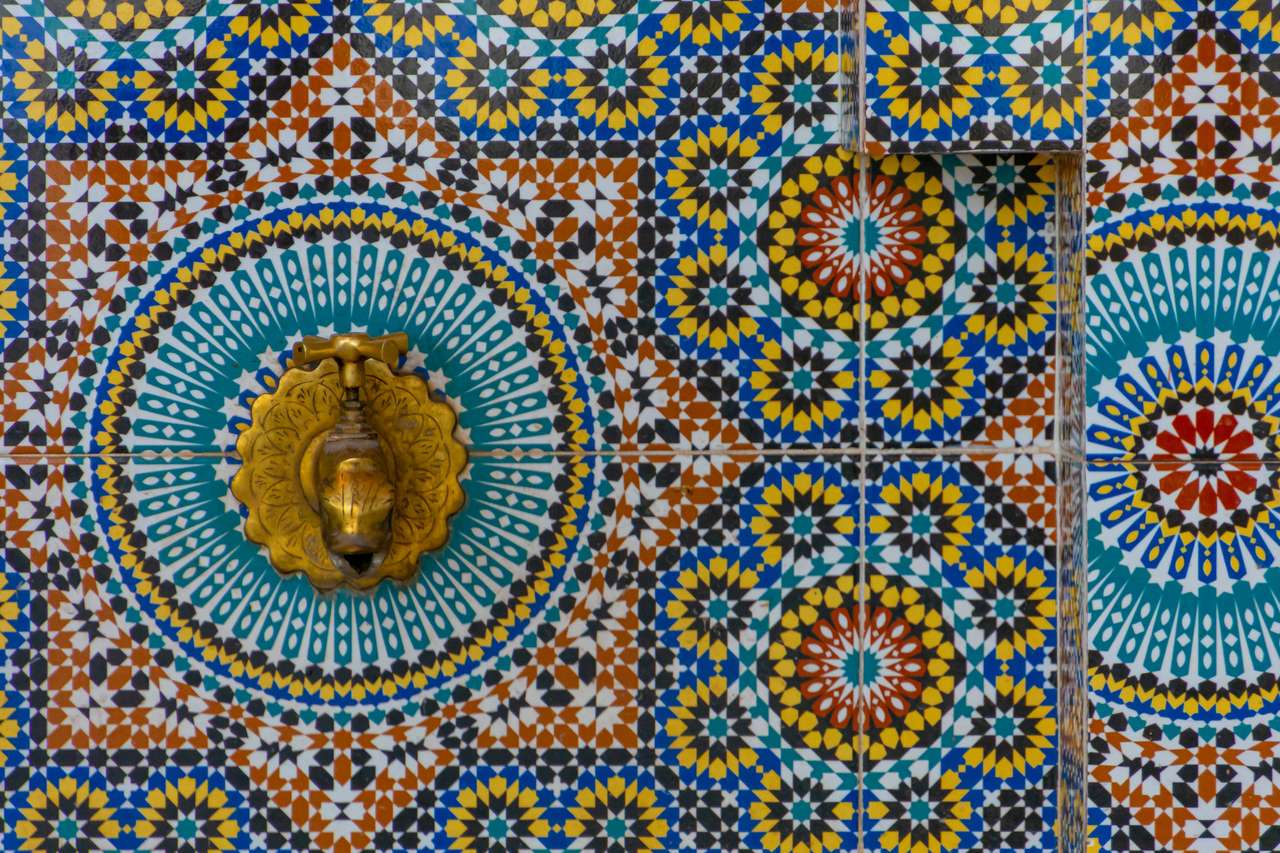 Fontaine en mosaïque arabe colorée et robinet en bronze puzzle en ligne