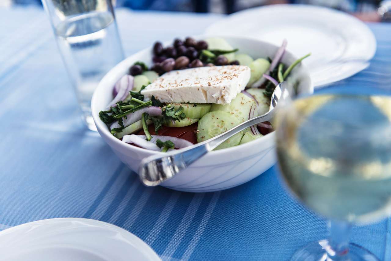 Frisk grekisk sallad på tallriken pussel online från foto