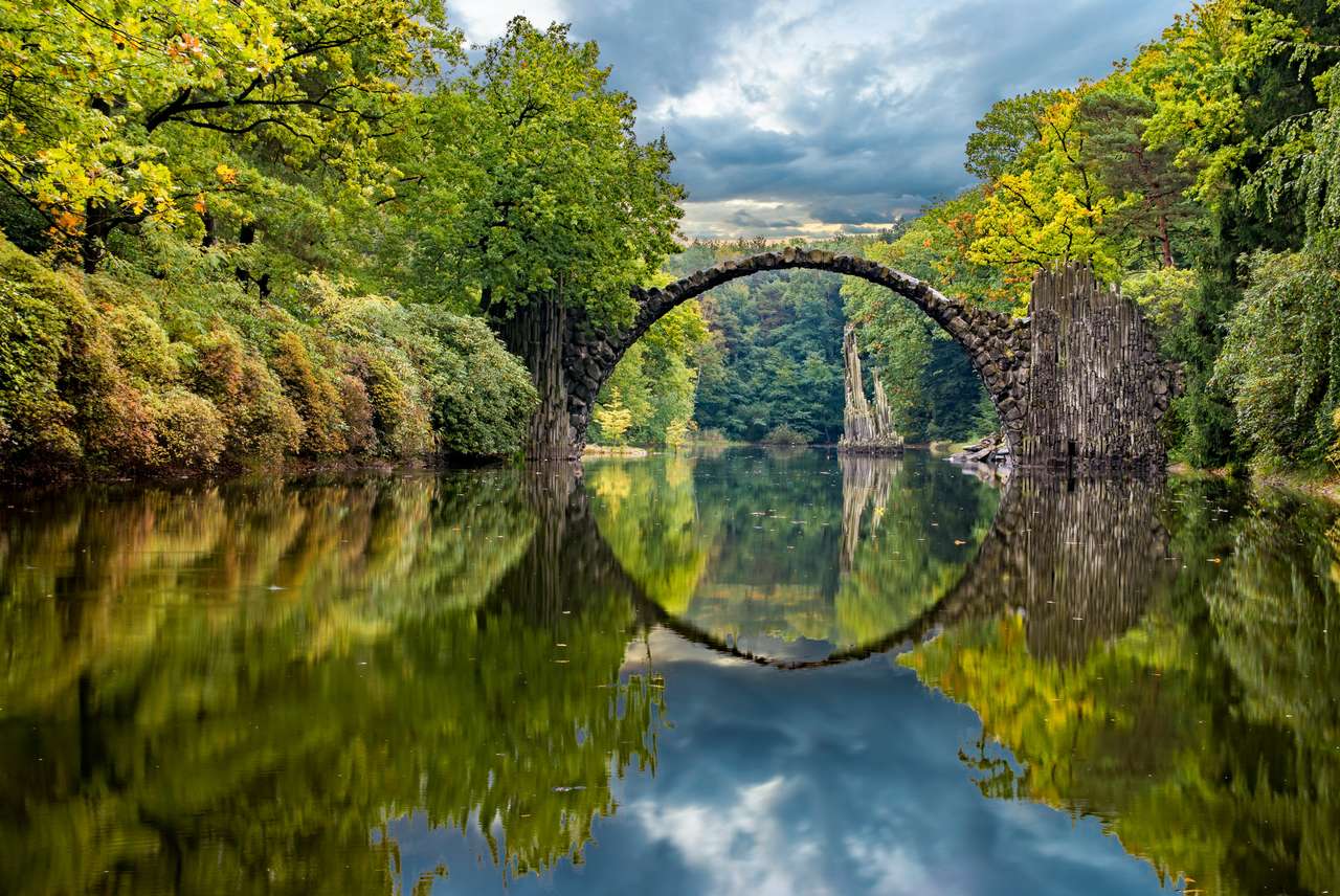 automne dans le parc Kromlau, Pont du Diable puzzle en ligne à partir d'une photo