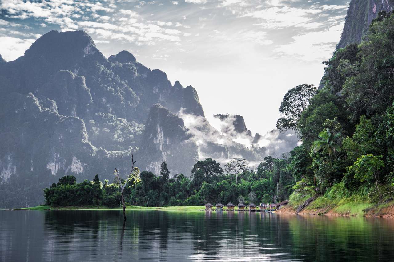 Θέα στη λίμνη Khao Sok στο εθνικό πάρκο στην Ταϊλάνδη παζλ online από φωτογραφία