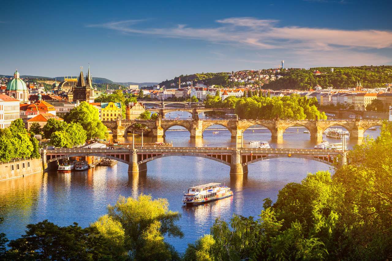 Râul Vltava și podurile puzzle online din fotografie