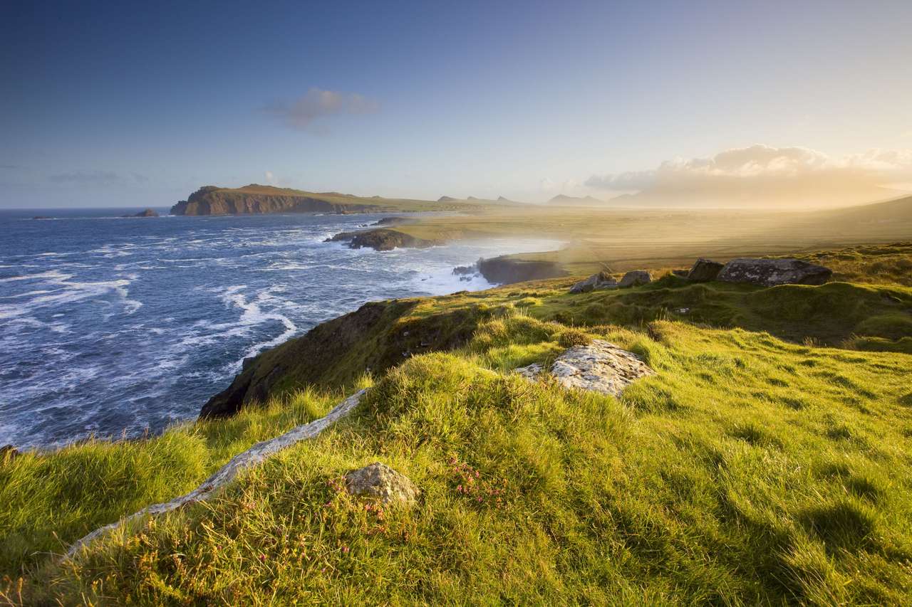 vista panorâmica da costa irlandesa, dingle, à luz da manhã puzzle online