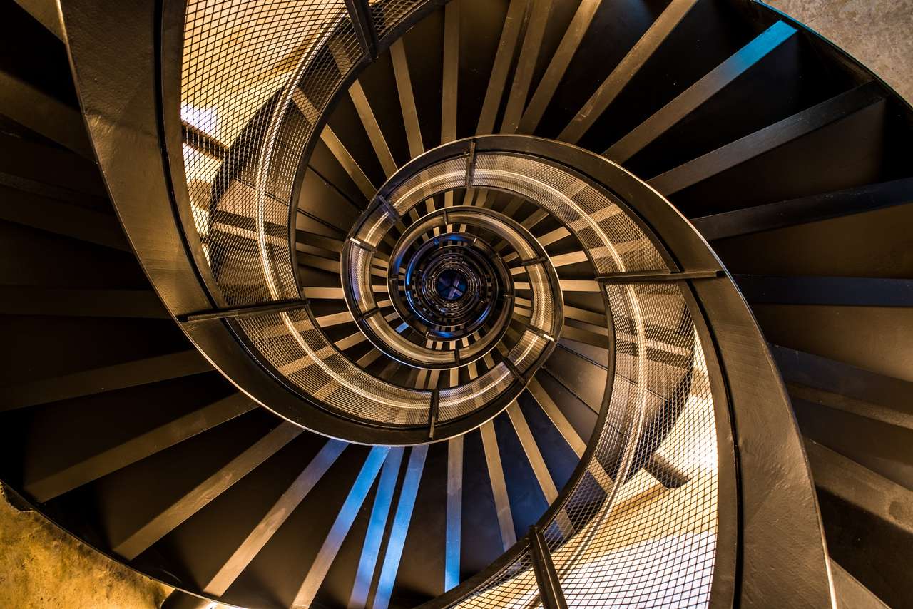 Escalier en colimaçon dans la tour - architecture intérieure du bâtiment puzzle en ligne à partir d'une photo