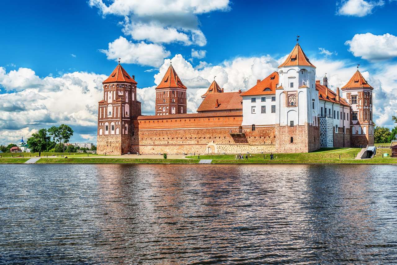 Wit-Rusland: het beroemde Mir-kasteel in de zomer online puzzel