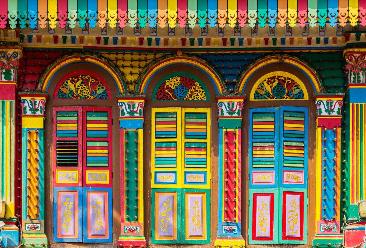 Fațadă colorată a clădirii din Little India, Singapore puzzle online