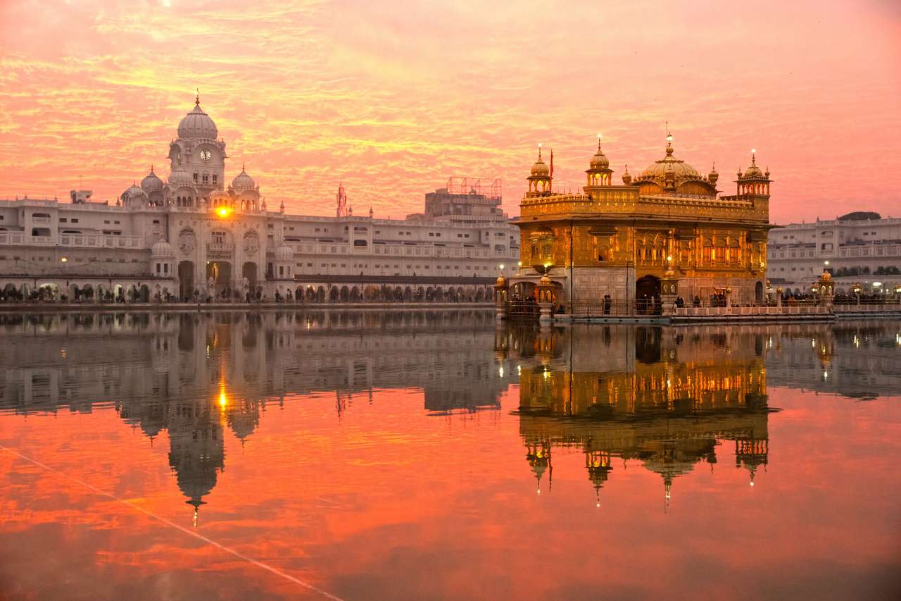 Arany templom Amritsarban, Punjabban, Indiában. online puzzle