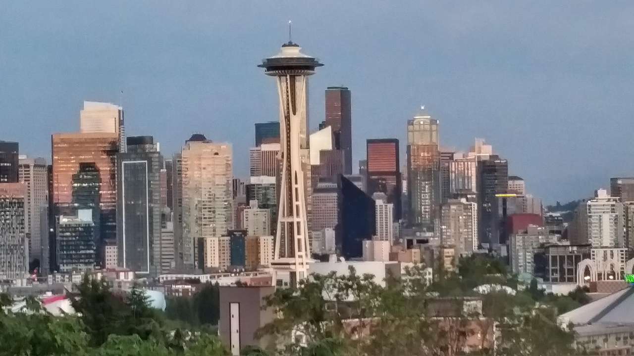 Casse-tête sur les toits de la ville de Seattle puzzle en ligne à partir d'une photo