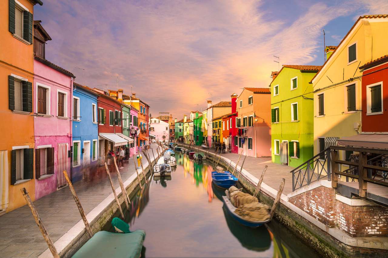 Een zicht op kleurrijke huizen in Burano online puzzel