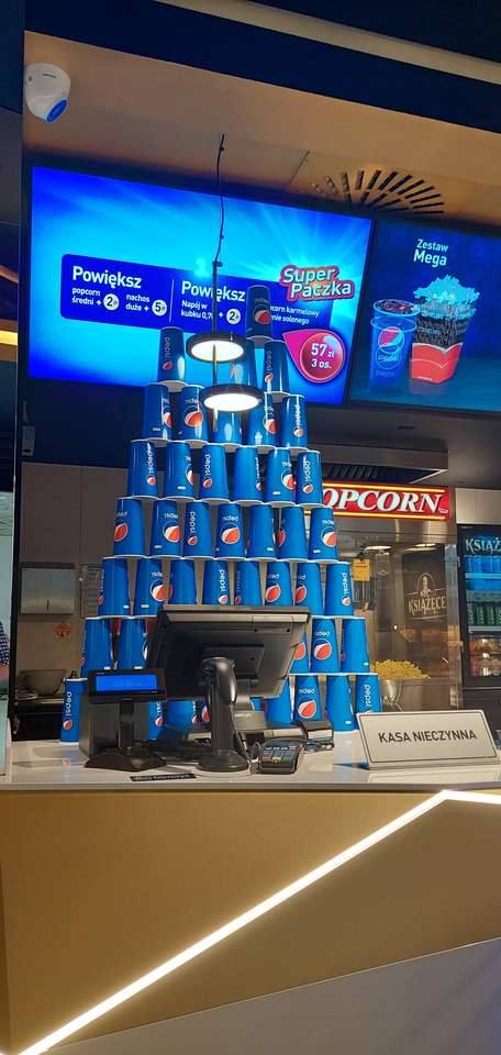 tower made of cups :) online puzzle