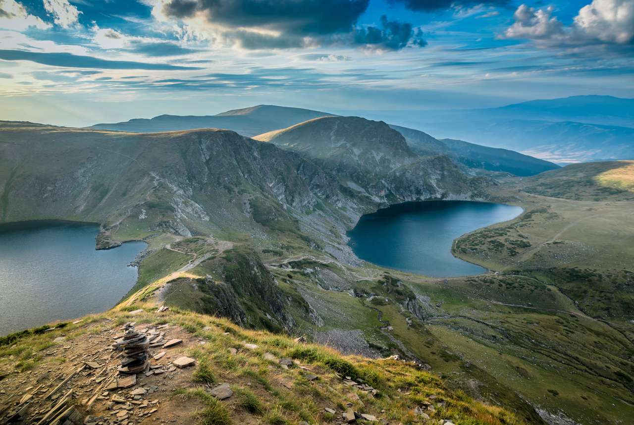 ブルガリアリラの湖の山々の風景 オンラインパズル