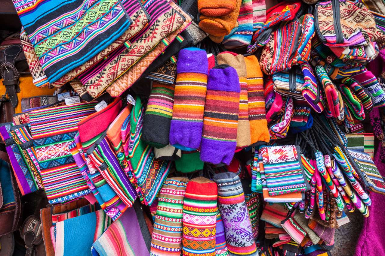 Bolsas de souvenirs en el mercado de la calle Sagarnaga rompecabezas en línea