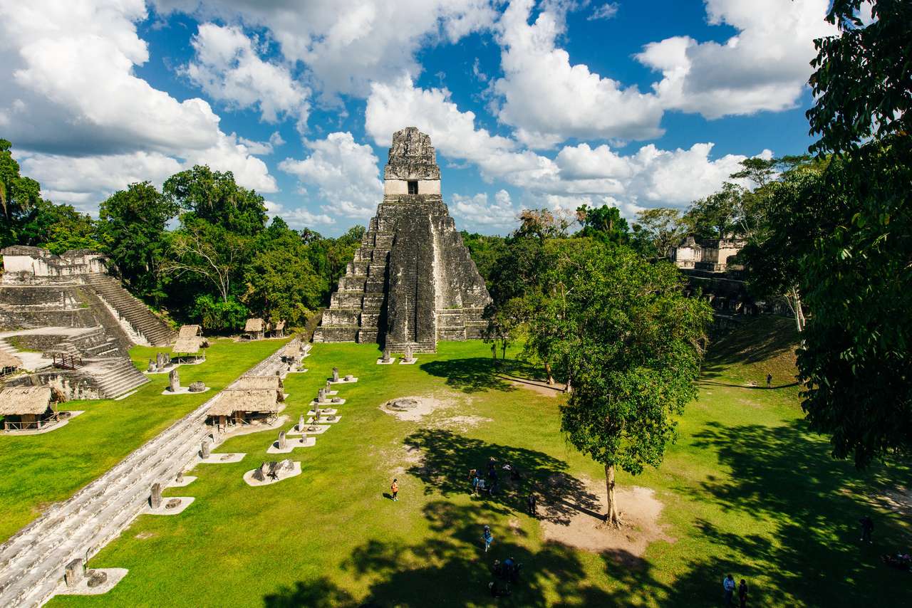 Pirâmides localizadas no Parque Nacional de Tikal puzzle online a partir de fotografia