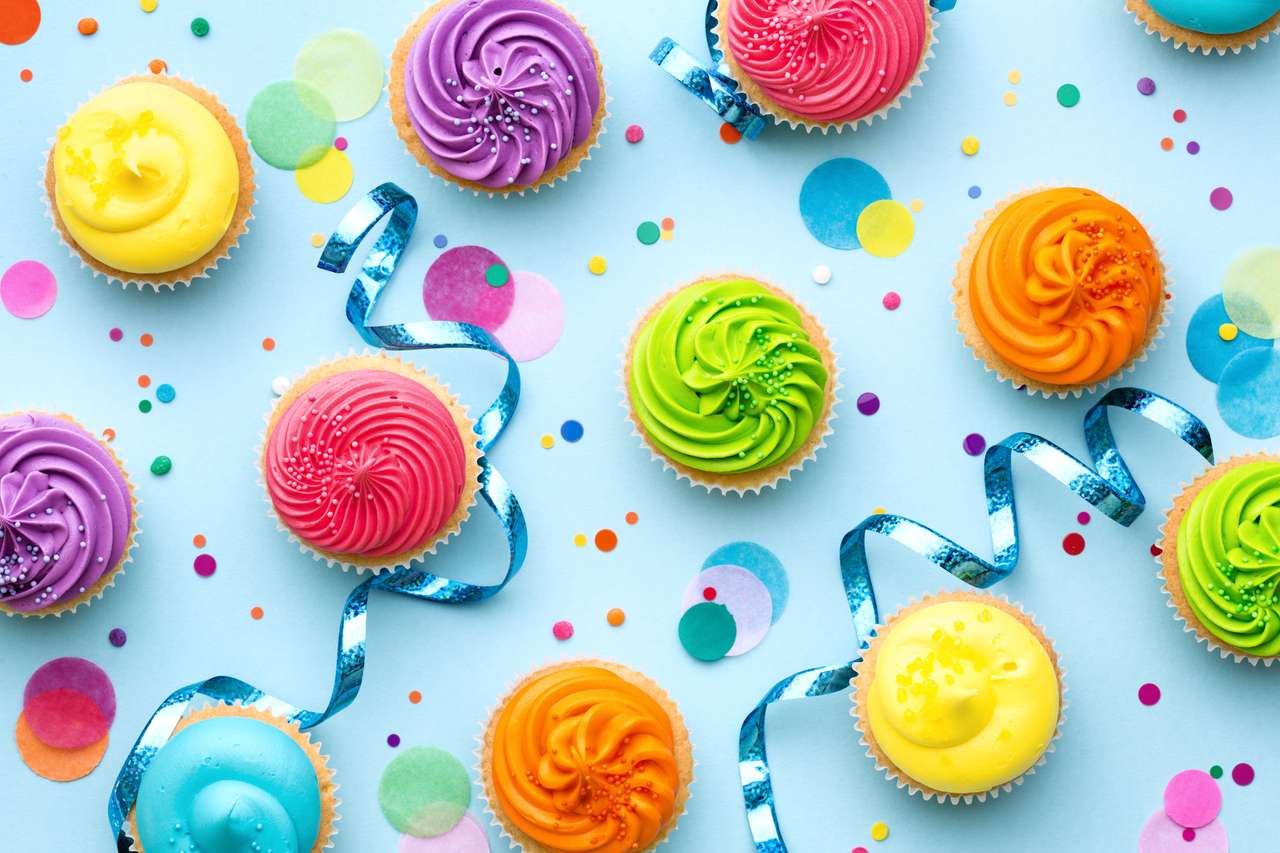 Bunte Cupcake-Party-Hintergrund auf Blau Online-Puzzle