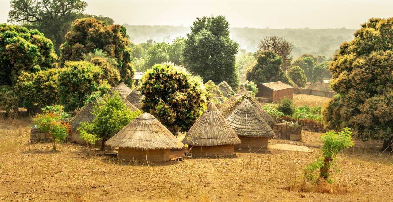 Hagyományos bedik törzs bungalók Szenegálban, kora reggel. puzzle online fotóról