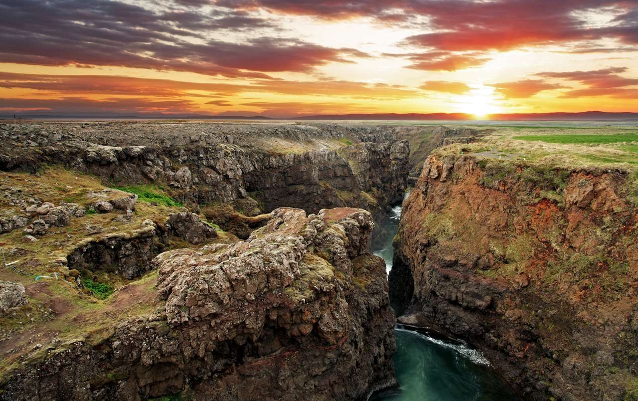 Ісландія - каньйон Колугіл на заході сонця онлайн пазл