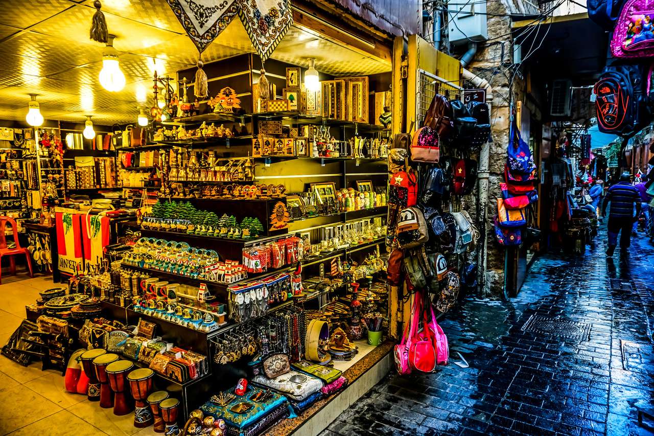 Magazin de suveniruri Sidon Souk într-o stradă strânsă a orașului vechi, pavată puzzle online