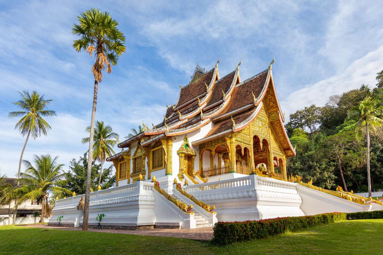 Buddhista templom Luang Prabangban, Laoszban online puzzle