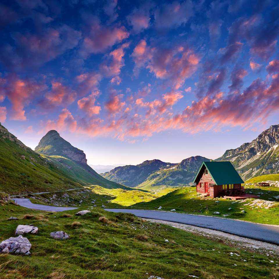 Vedere uimitoare a apusului de soare pe munții Durmitor, Parcul Național, Mediterana, Muntenegru, Balcani, Europa. Vedere strălucitoare de vară de la pasul Sedlo. imagine. Drumul prin munte. Nori colorati. puzzle online din fotografie