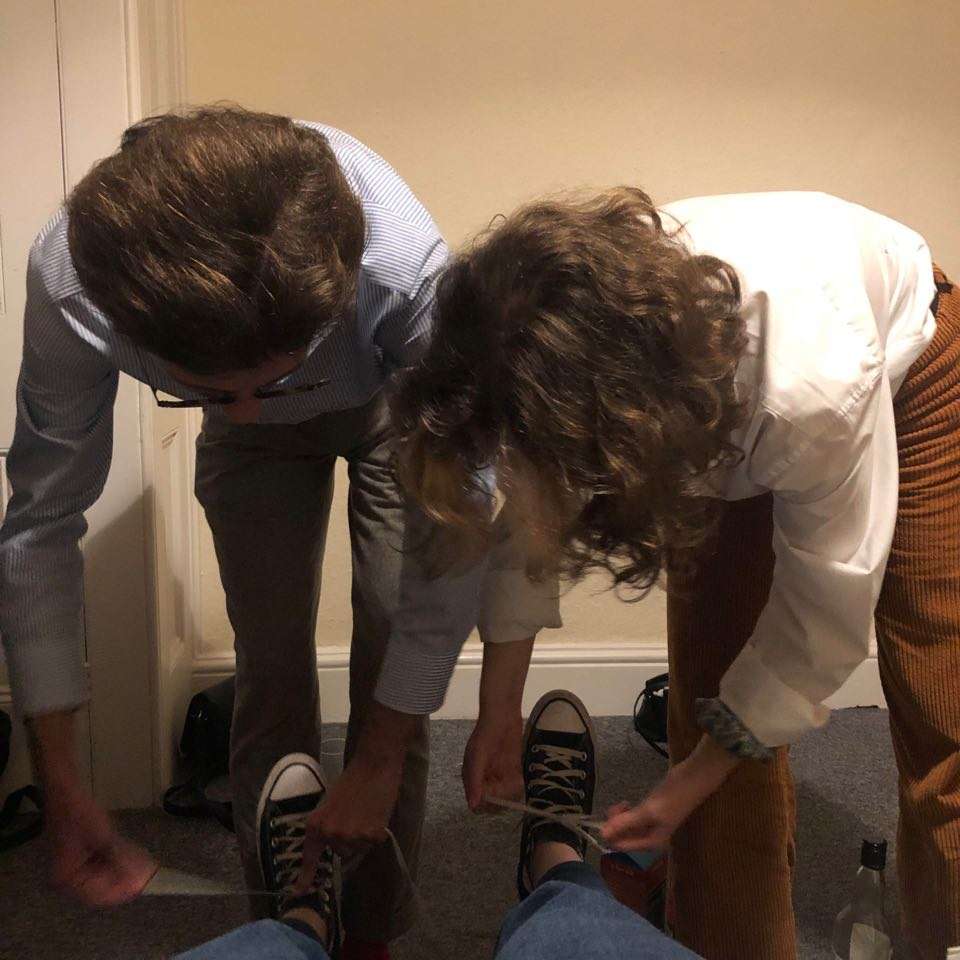 a királyné megköti a cipőjét puzzle online fotóról