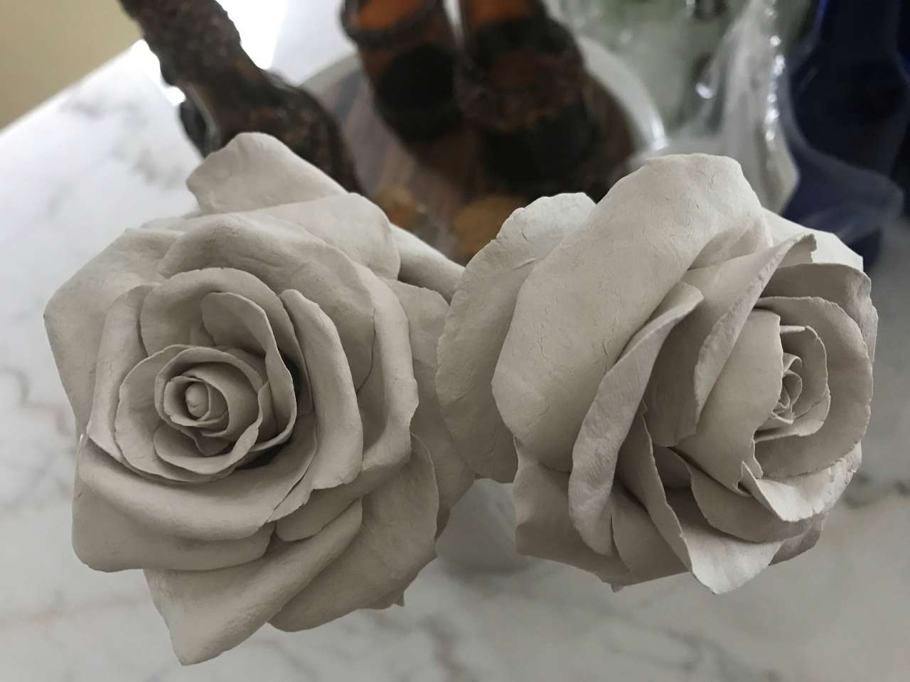 Rosas de arcilla blanca puzzle online a partir de foto