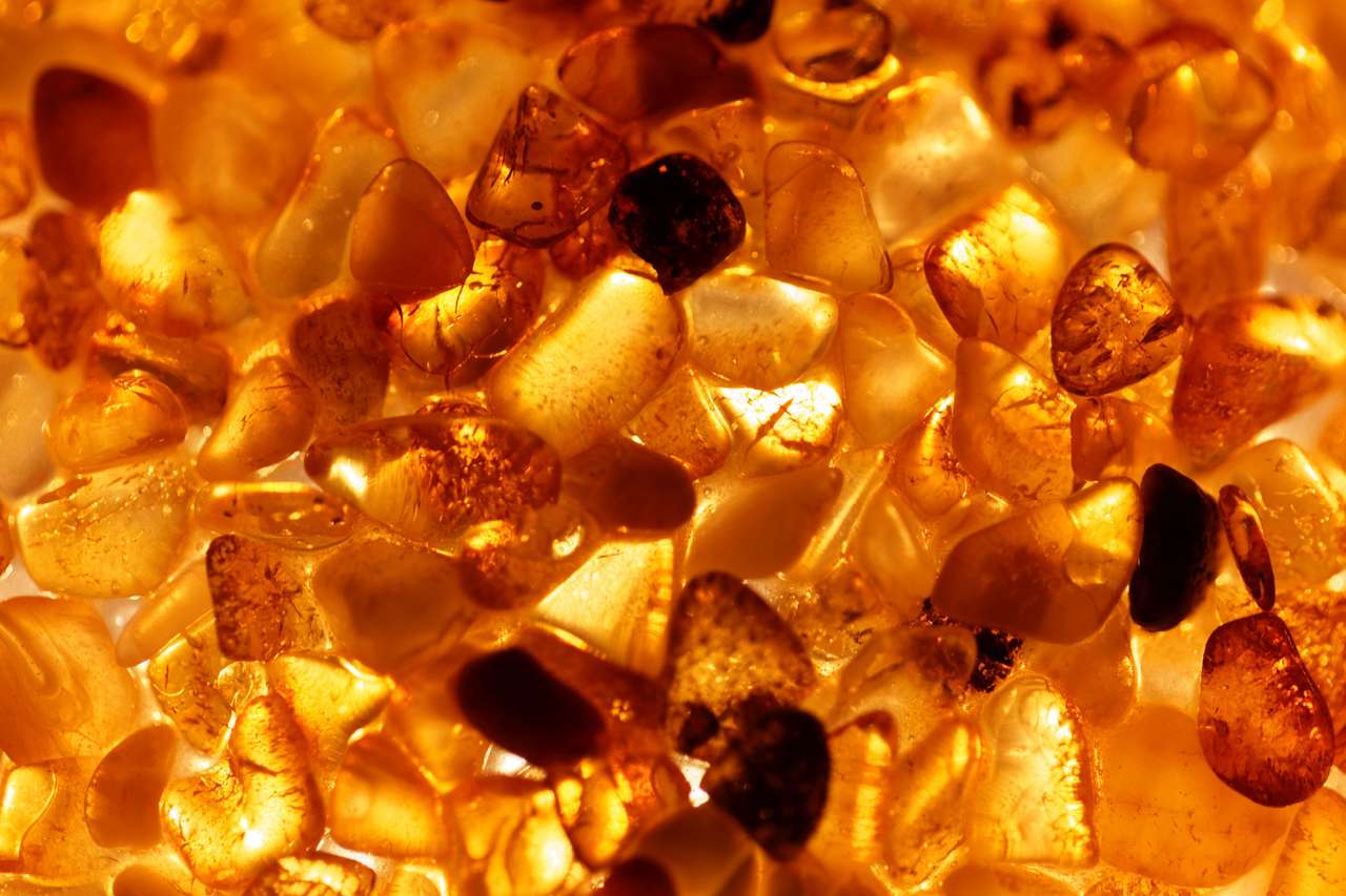 Amber grains with backlight illumination online puzzle