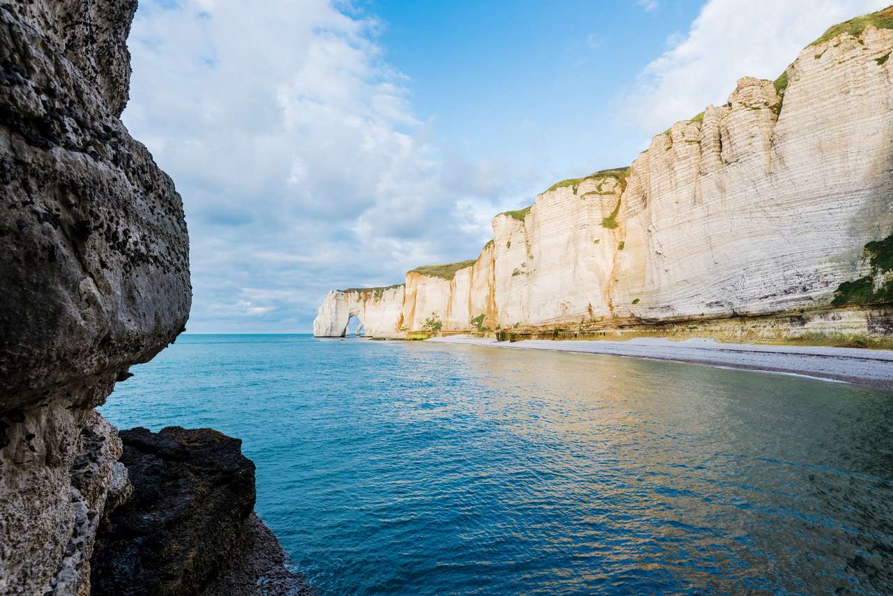 Etretat fehér sziklák Normandiában, Franciaországban online puzzle