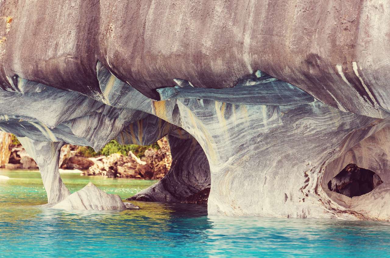 Neobvyklé mramorové jeskyně na jezeře online puzzle
