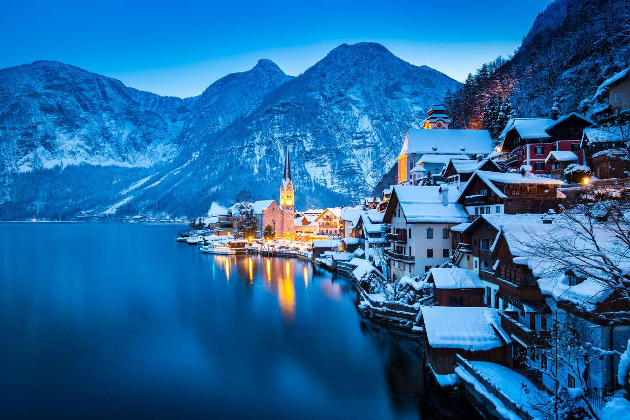Cidade à beira do lago Hallstatt nos Alpes, Áustria puzzle online a partir de fotografia