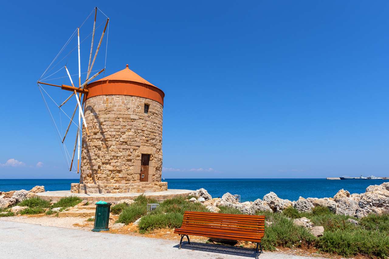 Molino de viento histórico en el puerto de Mandrakia, Grecia rompecabezas en línea
