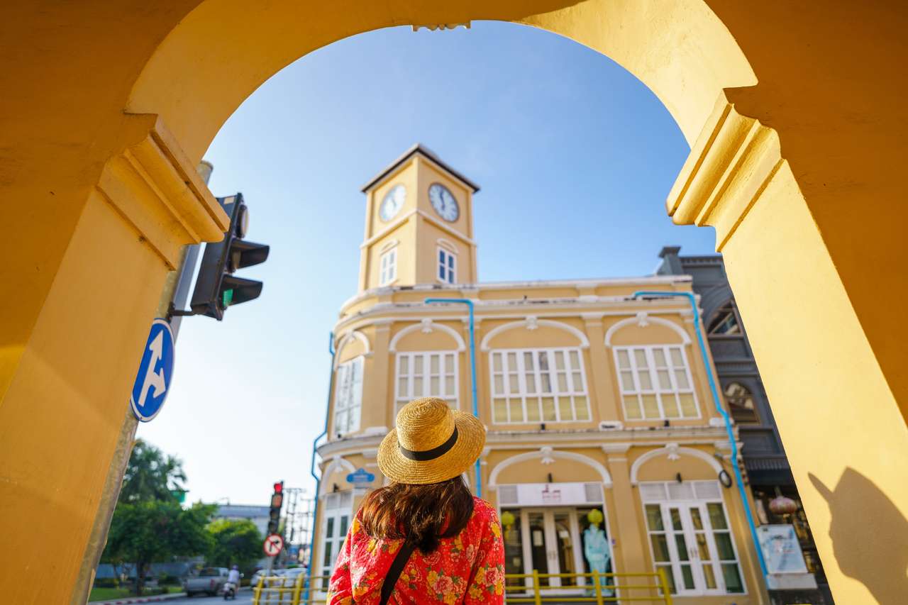 Viajantes na rua da cidade velha de Phuket puzzle online