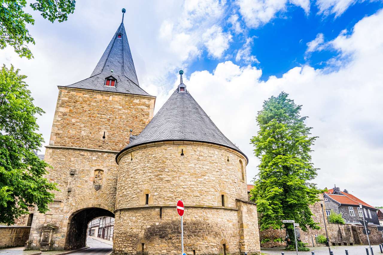 Large porte dans la ville de Goslar, Allemagne puzzle en ligne à partir d'une photo