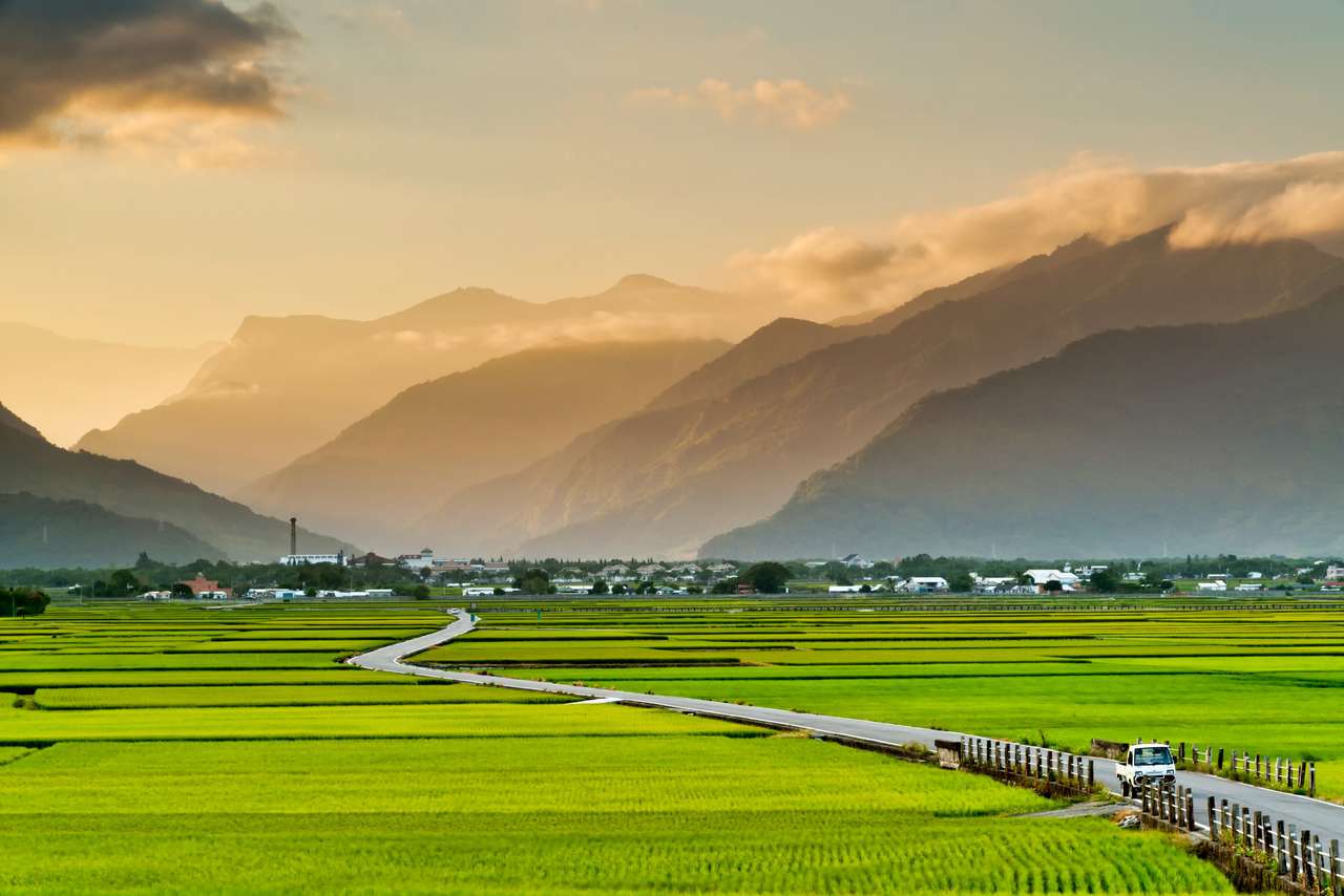 Пейзажна гледка към оризови полета в Чишанг, Тайтунг, Тайван. онлайн пъзел